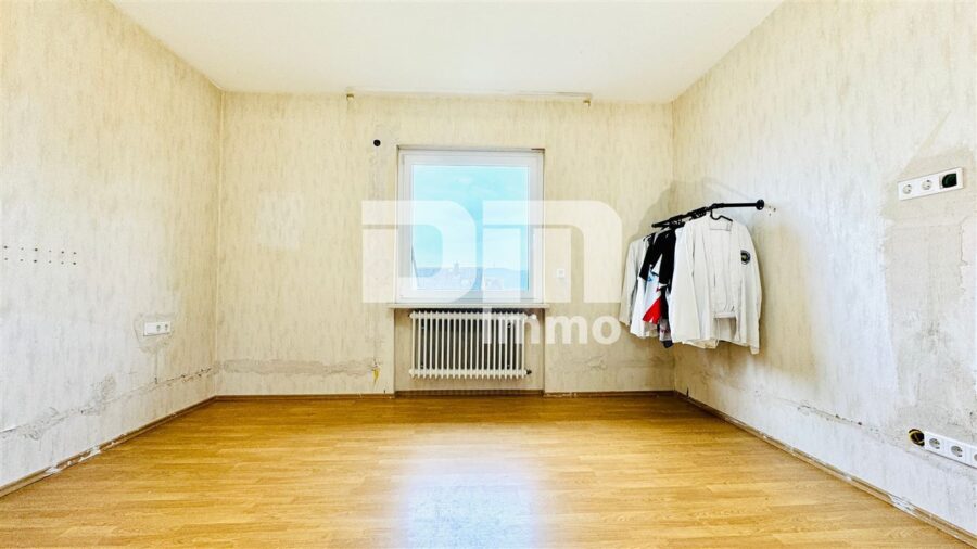 Gepflegtes Ein / Zweifamilienhaus mit Doppelgarage in begehrter Ortsrandlage von Zierenberg - WE2 OG Schlafzimmer